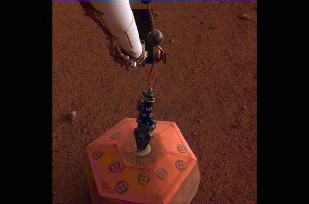 Апарат InSight встановив перший науковий інструмент на Марсі
