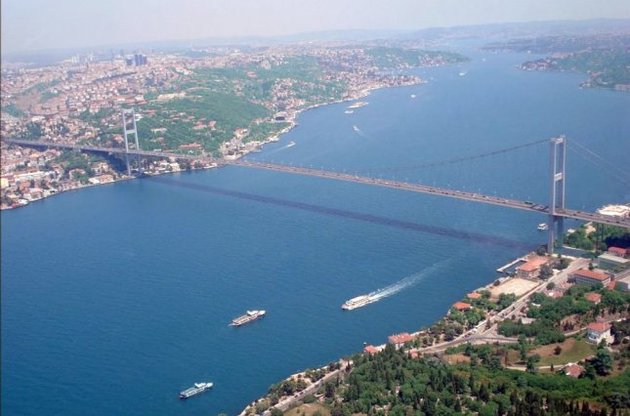 Турецкие проливы в Черном море не успевают пропускать нефтяные танкеры