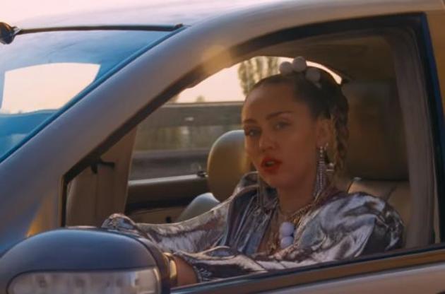 Клип был снят на Дарницком мосту в Киеве