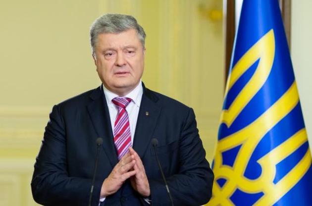 Порошенко потрапив до трійки лідерів, однак у другому турі усім поступається
