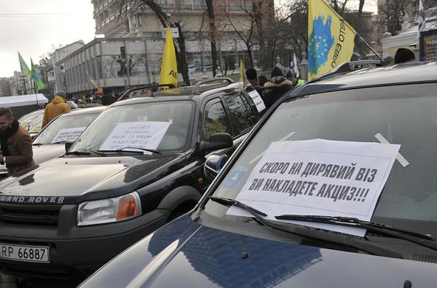 Водії авто на єврономерах вирішили призупинити акцію протесту