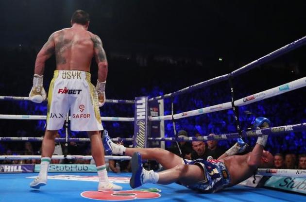 Усик випередив Ломаченка