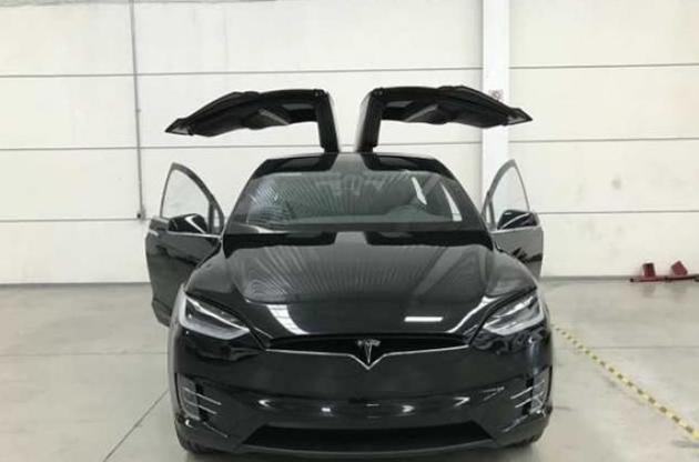 В Мексике представили бронированный вариант Tesla Model X