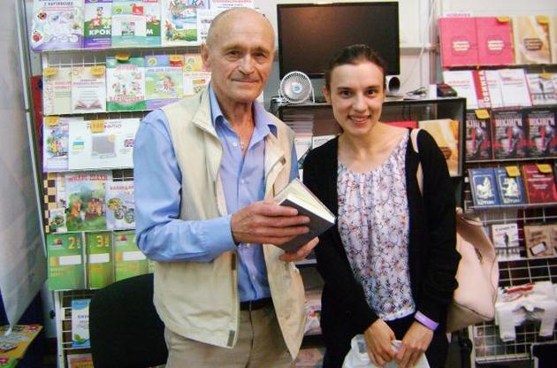 На Львівському книжковому форумі любителька детективів Оксана
і автор детективів Олександр Шелепало