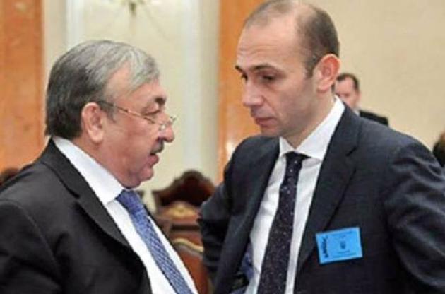 Татьков втікач, його майно - під арештом, але оточення екс-судді продовжує заробляти