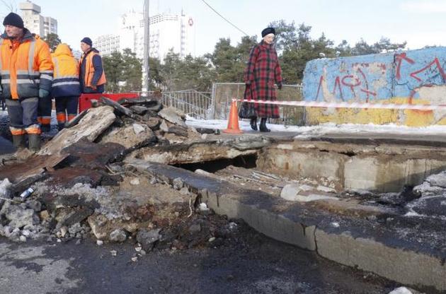 В Киеве на Дарнице провалилась часть моста, движение ограничили
