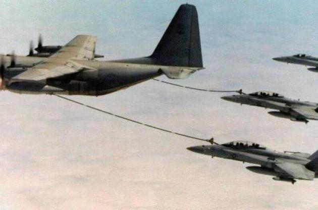 KC-130 заправляє винищувачі ВПС США в польоті