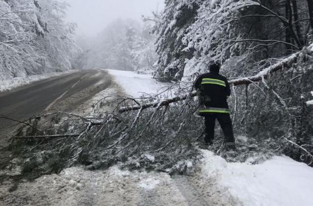 Сильные снегопады на Закарпатье: без света остались более 40 населенных пунктов