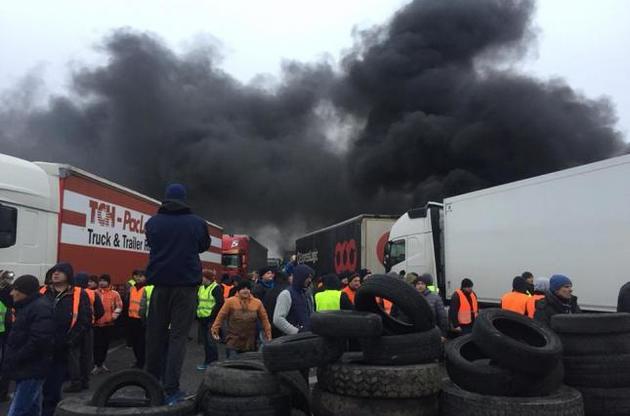В КПП "Ягодин" начались столкновения протестующих с дальнобойщиками