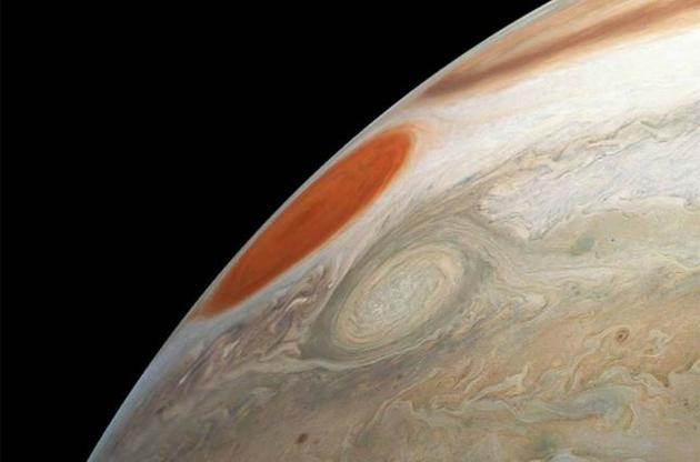 "Юнона" передала на Землю снимок двух ураганов на Юпитере