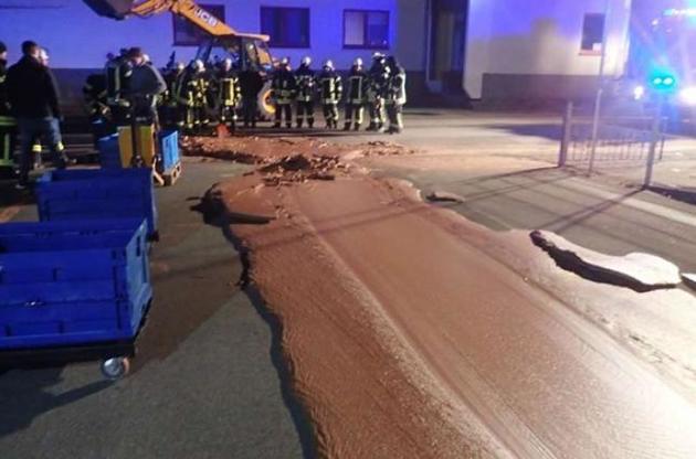 В Германии на улицу вылилось около тонны шоколада