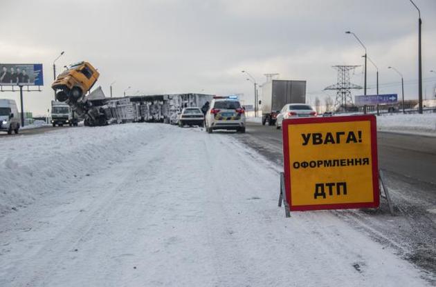 На трассе под Киевом аварийный грузовик завис над встречной полосой