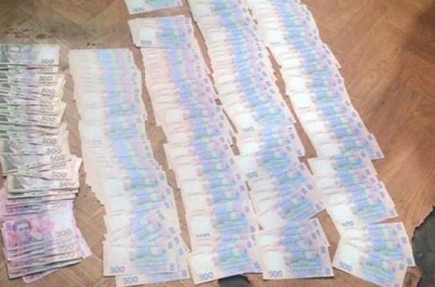 Неправомірну вигоду чиновники отримували двома траншами