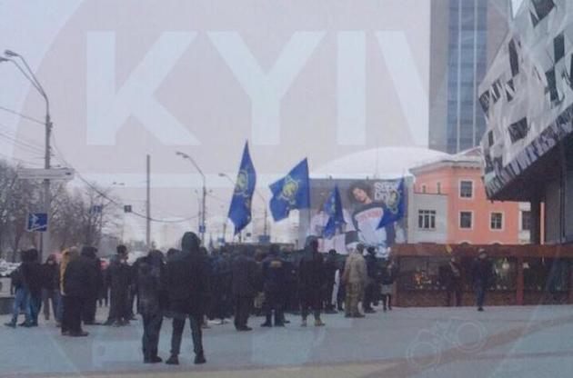 Возле ТРЦ Ocean Plaza в Киеве снова собрались активисты