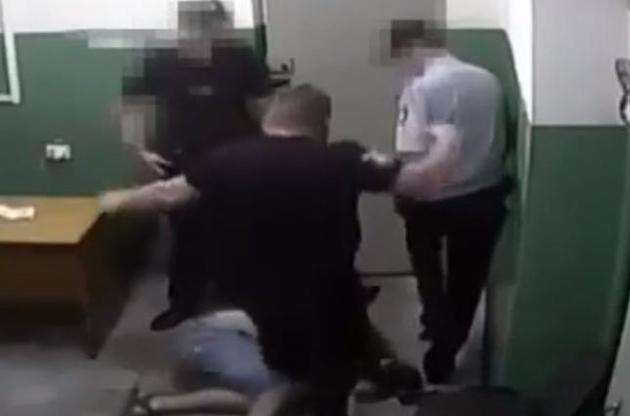 Харьковских полицейских, избивавших людей в метро, освободили под залог