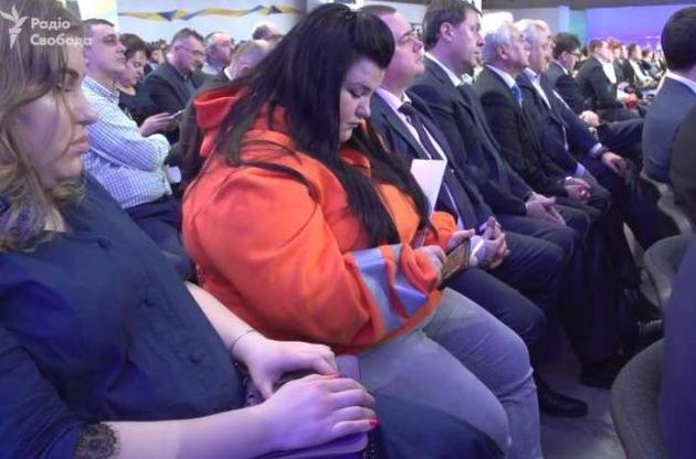 Під час виступу президента Alyona Alyona гралася на смартфоні