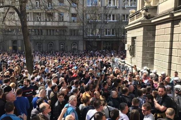 Протестующие окружили резиденцию президента Сербии в Белграде, полиция применила слезоточивый газ