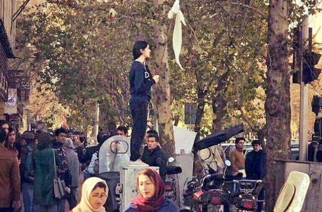 Іранську правозахисницю засудили до 10 років в'язниці і 148 ударів батогом за відмову від хіджабу
