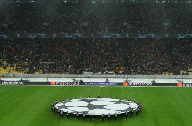 В турнірі залишилося 16 команд