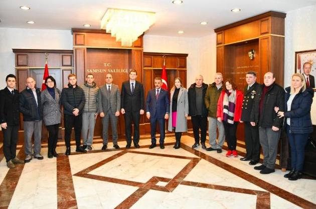 Врачи выписали из клиники пострадавших при кораблекрушении моряков