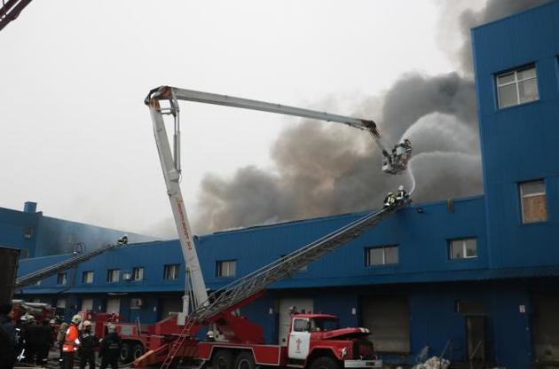 Спасатели ликвидировали пожар на складах возле "Лесной" в Киеве