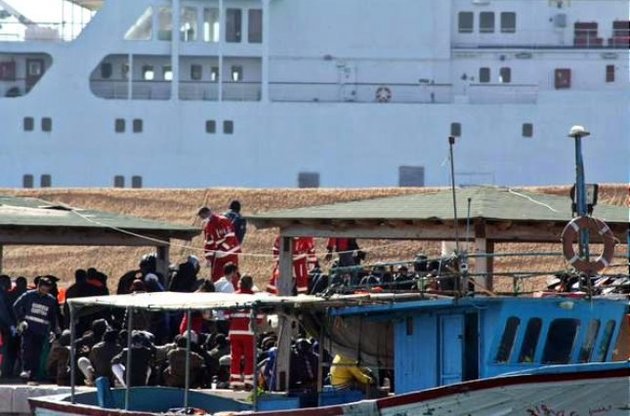 Мигранты из Ливии захватили судно, которое их спасло