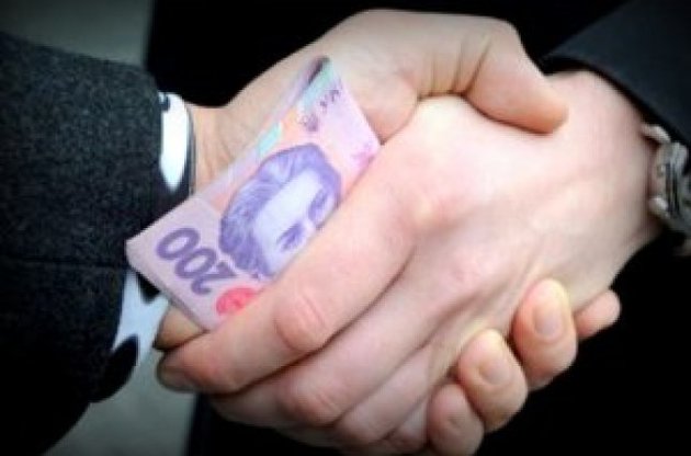 Поліцейський вимагав від громадянина 300 доларів