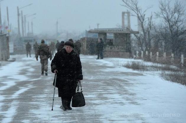 На КПВВ бойовиків цивільні мешканці чекають на перехід по п'ять годин – СЦКК