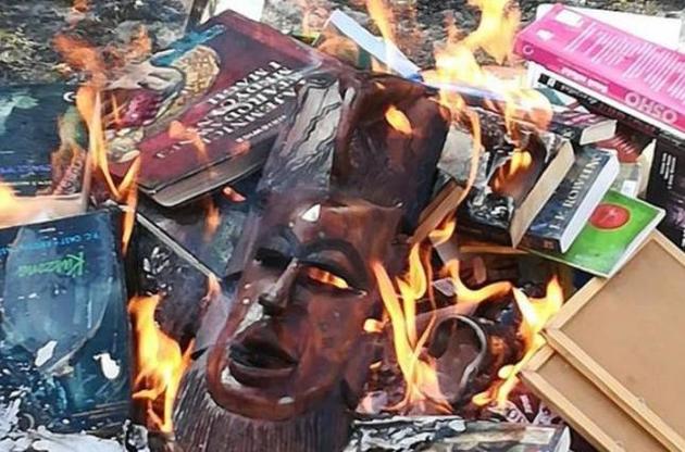 В Польше священнослужители сожгли художественную литературу