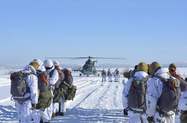 В районе ООС воины-десантники выполнили учебные прыжки с парашютом