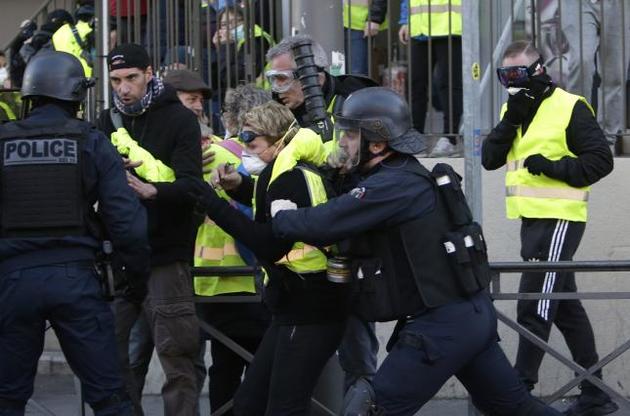 Во Франции потребовали запретить полиции использовать взрывное оружие при разгоне протестов