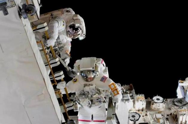 Астронавты NASA успешно совершили космическую прогулку