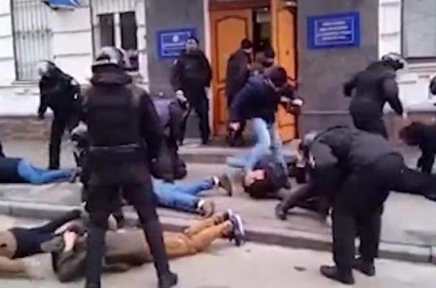 "Штурм" райуправления полиции на Подоле: четырех подозреваемых объявили в розыск
