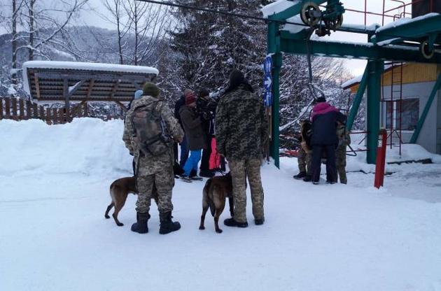 Спасатели ищут лесную хижину, в которой может быть турист