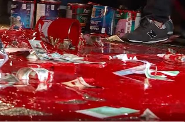 Дом Гладковского &quot;расстреляли&quot; салютами и дымовыми шашками