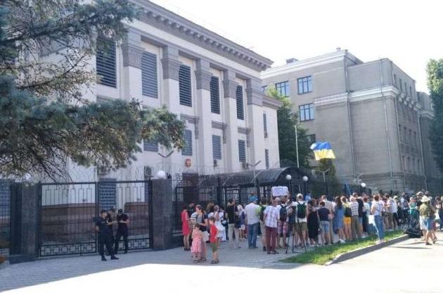 Росіяни розслідуватимуть пікети біля посольства РФ в Києві