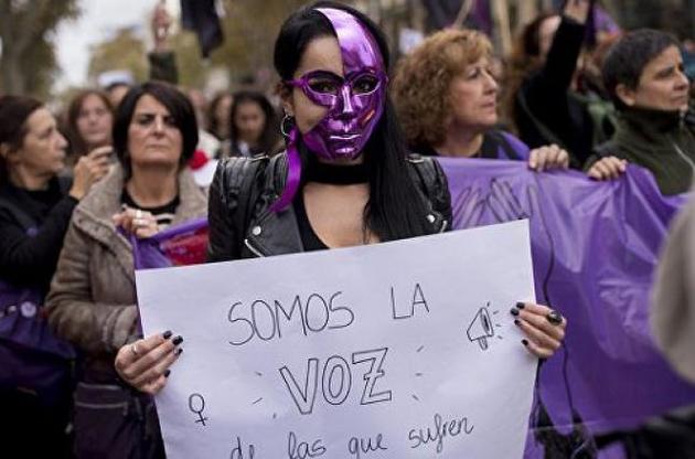 В Испании женщины отмечают 8 Марта шумными протестами против гендерного неравенства и насилия