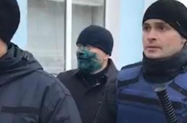 Активісту, який хлюпнув Вілкулу в обличчя зеленкою, загрожує штраф, арешт або обмеження волі