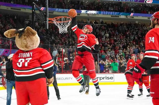 Игроки "Каролины" не снимали коньки