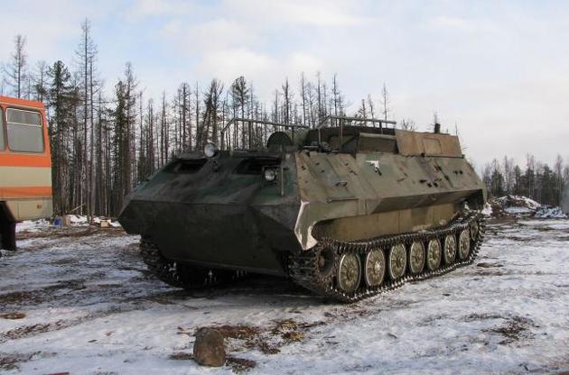 Військові поцілили ворожу бронетехніку з українського ПТРК