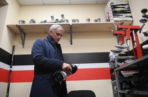 Моуриньо поскользнулся на открытии хоккейного матча в России
