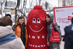 У Києві боротьбу з ВІЛ підтримали роздачею безкоштовних презервативів