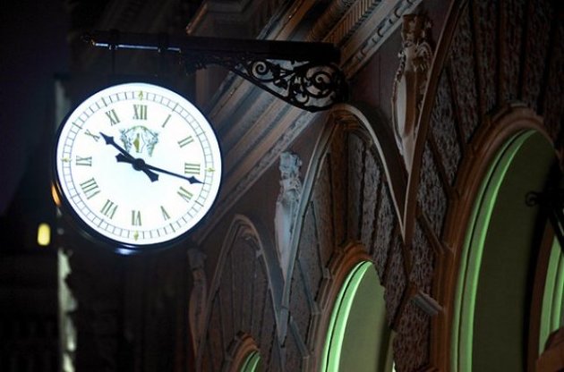 Стрілки годинника перевели на годину вперед