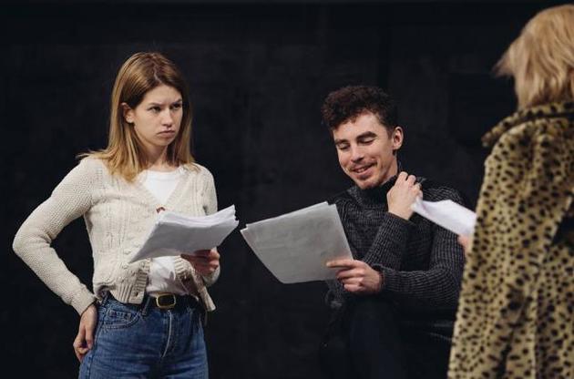 Репетиция спектакля "За двумя зайцами"