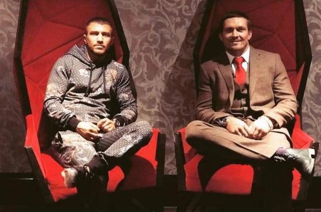 Боксеры вместе проводят отдых