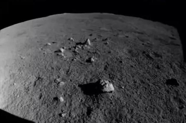 Місяцехід займається вивченням валунів і реголіту