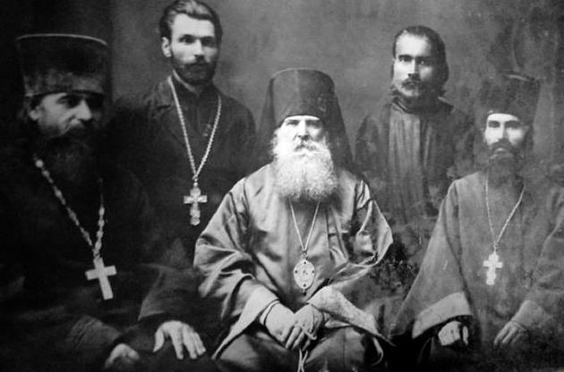 Кирилл Квашенко (в центре) с репрессированными священниками (фото из домашнего архива Клавдии Артеменко)