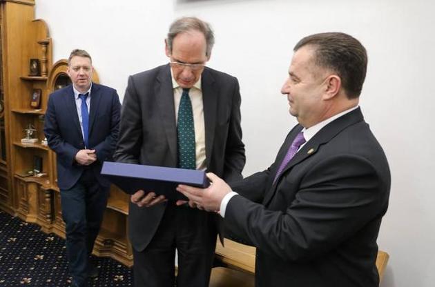 Полторак вручив відставним генералам НАТО відомчі відзнаки Міноборони України