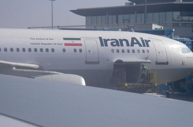 В аэропорту Тегерана горит пассажирский самолет — людей пытаются снять с борта