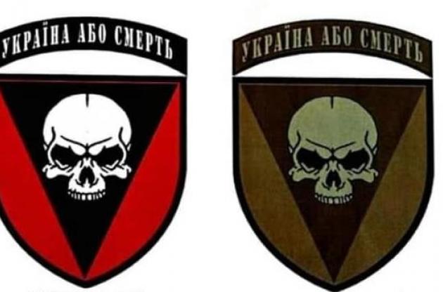 Кожну емблему супроводжує напис